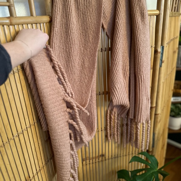 Free People Jaden Ribbed Oversized Chunky Knit Fringe Scarf Wrap Pale Mauve Pink - Picture 5 of 8